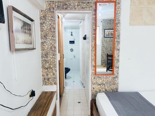 麦德林Ayenda Habana Vieja 1221的小房间设有床和镜子