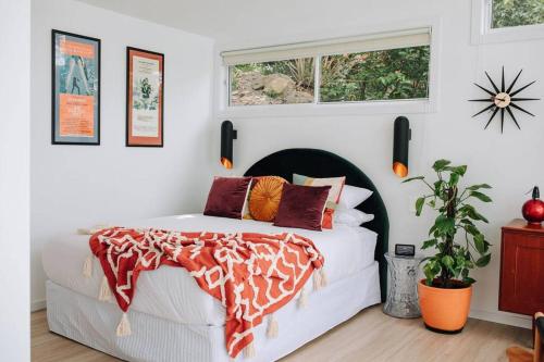特里格尔Retro Retreat - by Coast Hosting的卧室配有白色的床和窗户。