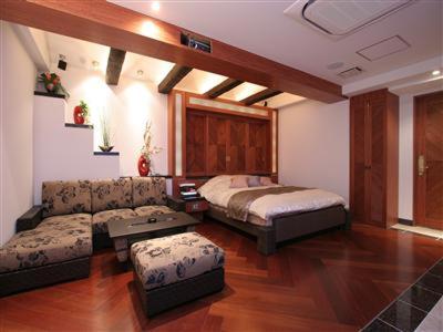 Kurosuホテル　Kirara的客厅配有床和沙发