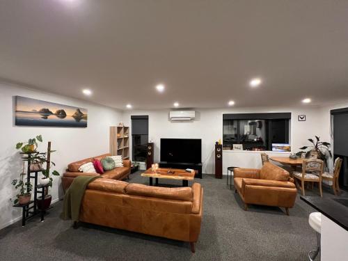 WaitaraConvenient and comfortable Waitara的客厅配有两张沙发和一台电视机