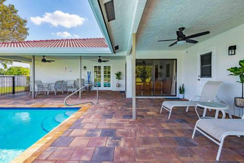 4/3.5 House with pool- Boynton Beach, FL.内部或周边的泳池