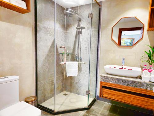 金边Le Botum Hotel的一间带玻璃淋浴和水槽的浴室