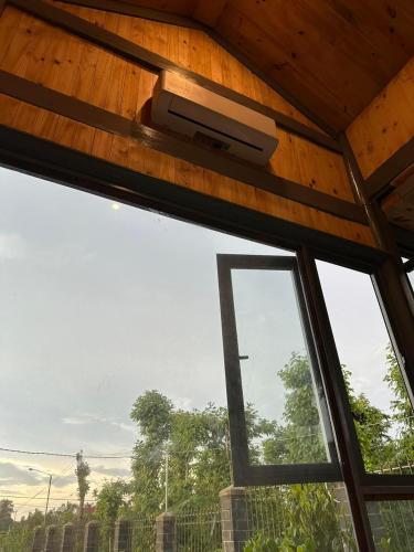 邦美蜀Ylang Farmstay的天花板上配有电视的窗户