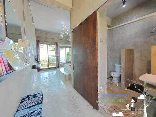 王南安科Baan Suan Plearndara的一间在客房内配有玻璃桌的浴室
