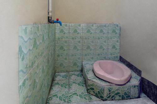 马贾伦卡SPOT ON 92832 Al Mahira Syariah的浴室位于角落,设有粉红色的卫生间。