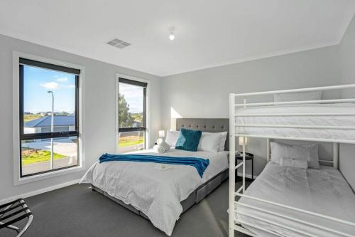 Wellington EastTheRiverbend43 Wellington Marina的一间卧室设有两张双层床和一扇窗户。
