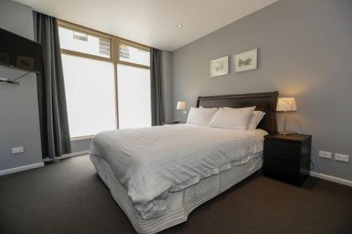 悉尼Har 55 3 bedroom Self-Catering的一间卧室设有一张大床和一个大窗户