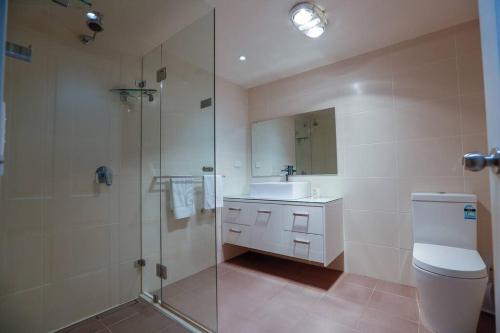 悉尼Har 55 3 bedroom Self-Catering的带淋浴、卫生间和盥洗盆的浴室