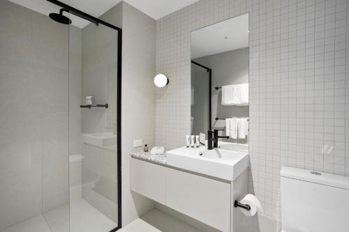 墨尔本Quest Collingwood的白色的浴室设有水槽和淋浴。