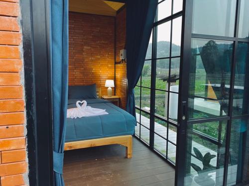 Ban Huai RinThe Maewin Coffee & Cottage Economy Double Room的一间卧室设有一张床和一个大窗户