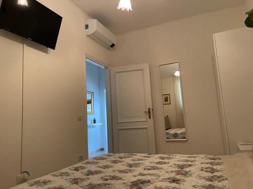 波尔托瓦尔特拉瓦利亚Casa di Paolino的一间卧室配有一张床和镜子