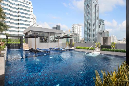曼谷曼谷素坤逸路11号十一酒店的大楼顶部的大型游泳池
