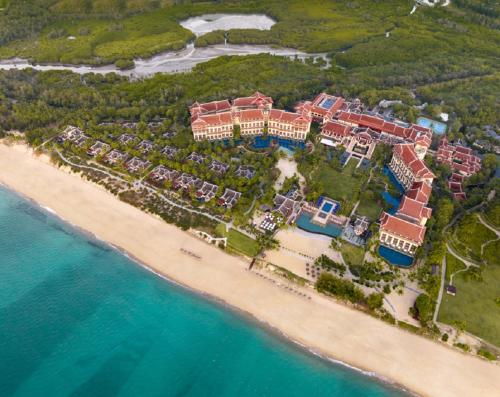 三亚金茂三亚亚龙湾丽思卡尔顿酒店的海滩上的度假村的空中景致