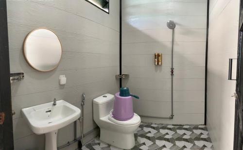 仙本那Maglami-lami Water House的浴室配有白色卫生间和盥洗盆。