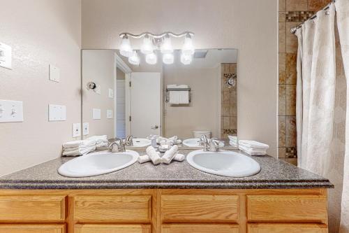 格兰比The Inn at Silvercreek 432的一间带两个盥洗盆和大镜子的浴室