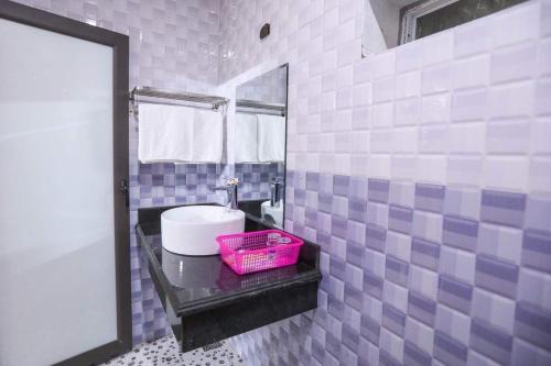 宁平Tam Coc Charming Bungalow的一间带水槽和镜子的浴室
