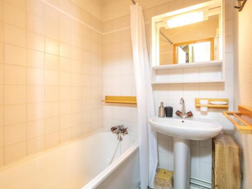 DoucyT Du Morel - A25 - 4 PERS的浴室配有盥洗盆、卫生间和浴缸。