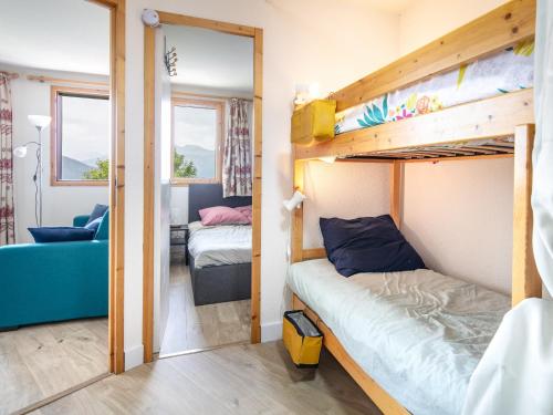 DoucyT Du Morel - A25 - 4 PERS的客房设有两张双层床和一张沙发。