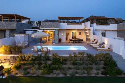 布拉卡OLIVES seaside villas (4elies)的夜间带游泳池的别墅