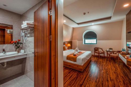 富国NIGHT SEA HOTEL的一间卧室配有一张床,浴室设有水槽