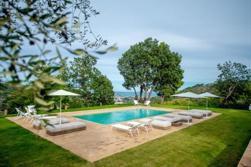 葛伦坦马勒A Casa Da Angelo - Country House PrivatePool & AirCO的一个带躺椅和遮阳伞的游泳池