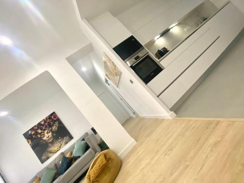 巴塞罗那Chic Apartments Barcelona- Free Parking-10 min by metro from BCN Center的一间带楼梯的客厅和一间厨房