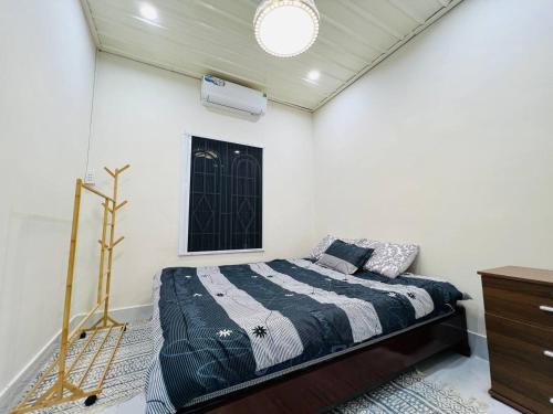 Tây NinhCharis Home- Tay Ninh的一间白色客房内的床铺卧室