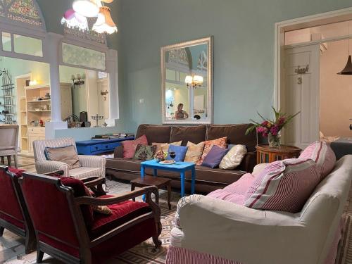 海法Villa Marina的带沙发、椅子和镜子的客厅