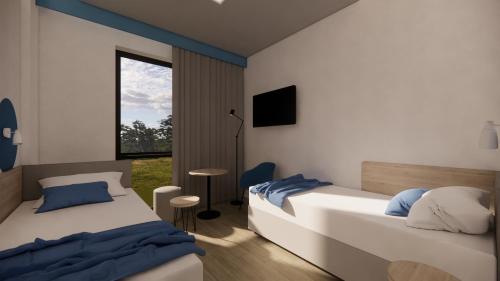 洛沃西采Hotel Active Stadium的一间卧室设有两张床和窗户。