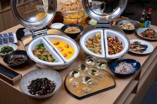 秋田Hotel KAN-RAKU Akita Kawabata的一张桌子上摆着许多不同的食物