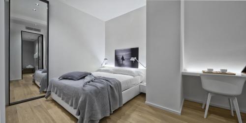里乔内Luxury Suites Collection - SHANTUNG Double Room的白色卧室设有床铺和水槽
