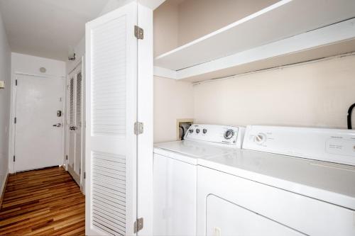 华盛顿Dupont Circle 1BR nr U St Metro Glens Mkt WDC-179的白色的厨房配有白色橱柜和炉灶。