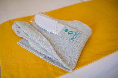 英格兰海滩思维德威基基酒店的坐在黄盘上的一双毛巾