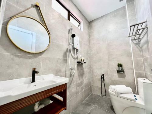 马六甲Klebang Melaka - ADA villa - 12-15pax/4room/Pool的一间带水槽、镜子和卫生间的浴室