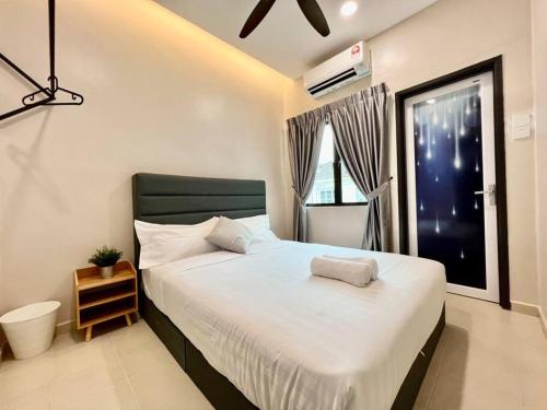 马六甲Klebang Melaka Private Pool 12pax-4BR-Sing K-Coway的卧室配有一张大白色床和窗户