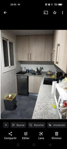 巴达洛纳Habitación individual con cama supletoria.的厨房配有白色橱柜和炉灶烤箱。