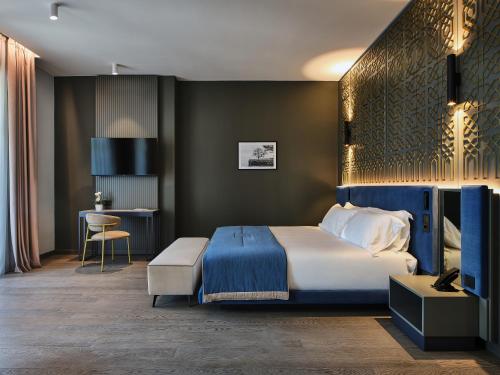 斯特雷萨Boutique Hotel Stresa的配有一张床和一张书桌的酒店客房