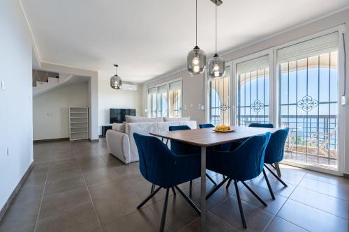 布德瓦Villas Monte Hill的用餐室以及带桌椅的起居室。