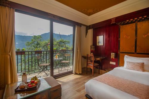 甘托克Amritara Hidden Land, Gangtok - 900 mts from MG Marg的一间卧室设有一张床和一个美景阳台