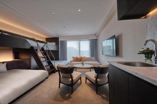 高山FAV LUX Hida Takayama的一间带双层床的卧室和一间客厅
