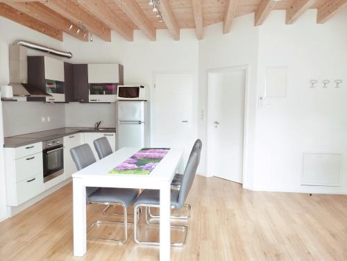 博维茨Apartments Wallas的白色的厨房配有白色的桌子和椅子