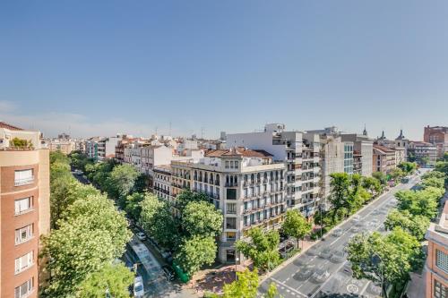 马德里Home Art Apartments Chamberí的城市街道的空中景观和建筑