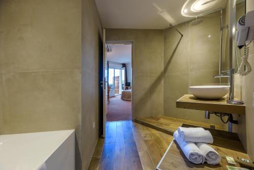 维琪奥港迪布里酒店的浴室配有盥洗盆和浴缸。