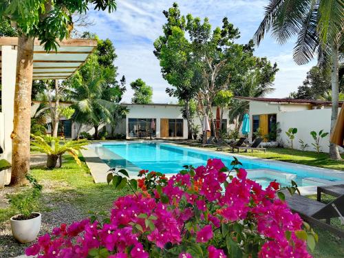 邦劳邦劳岛屿世界度假村的一座带游泳池和鲜花的别墅