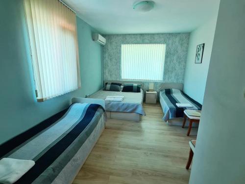 克拉佩茨House Varna-3的一间带两张床和一张沙发的卧室
