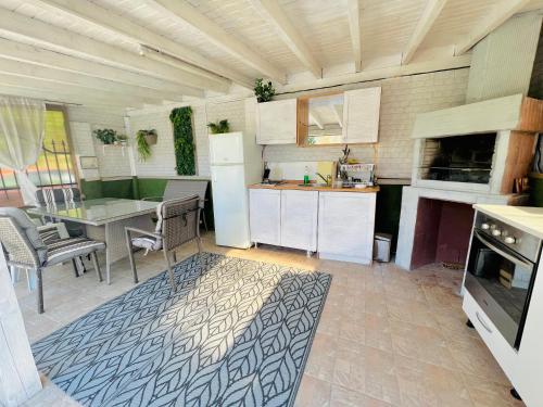 克拉佩茨House Varna-3的厨房配有桌子、冰箱和桌子