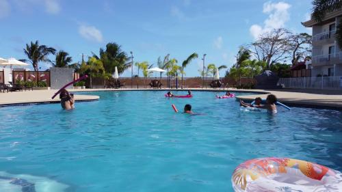 塞班Paradiso Resort & Spa的一群人在度假村的游泳池里