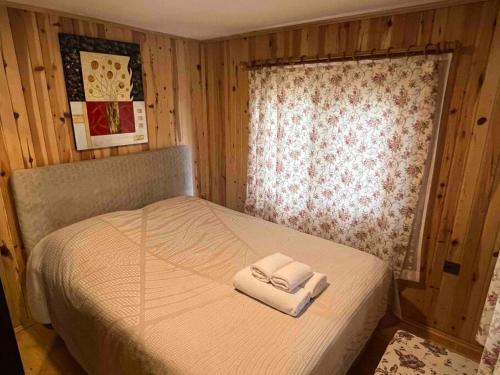 İznikTiny House Village的一间卧室配有一张床,上面有两条毛巾