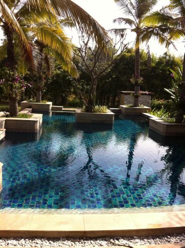 So TukBan Na的度假村内一个蓝色瓷砖游泳池