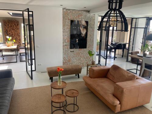 赞德沃特Villa Zandvoort的客厅配有沙发和桌子